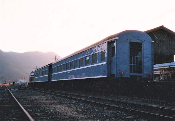 和気駅で発車待ちのブルートレイン（廃止前の片上鉄道）