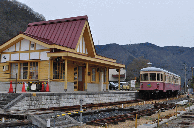 黄福柵原駅のホームと気動車