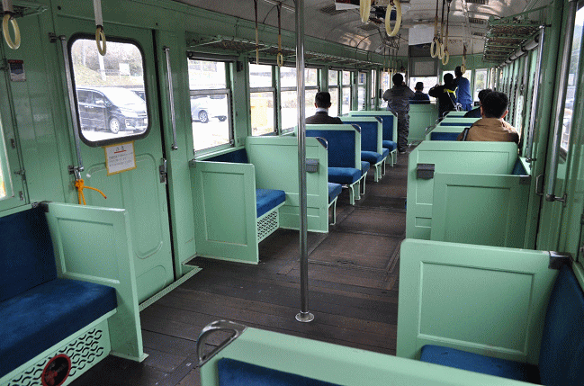 片上鉄道のキハ702の車内
