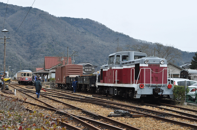 片上鉄道のディーゼル機関車に貨車を連結