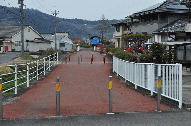 廃線跡の歩道から吉ヶ原駅東側終端部の車両保管庫を望む