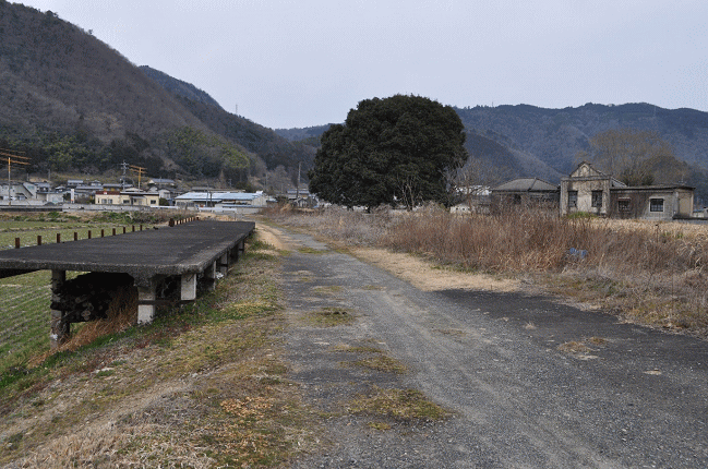 片上鉄道の旧美作飯岡駅の遺構