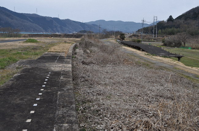 片上鉄道の美作飯岡駅の廃線跡のホーム上にて