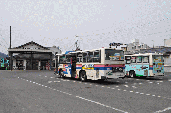 津山駅隣接の津山広域バスセンター