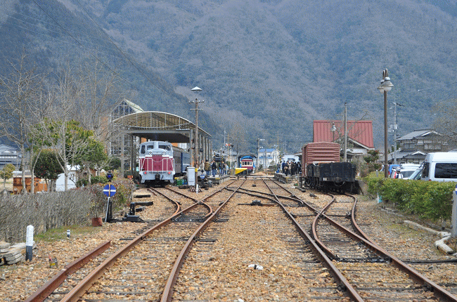 黄福柵原駅側の踏切から吉ヶ原駅構内を撮影
