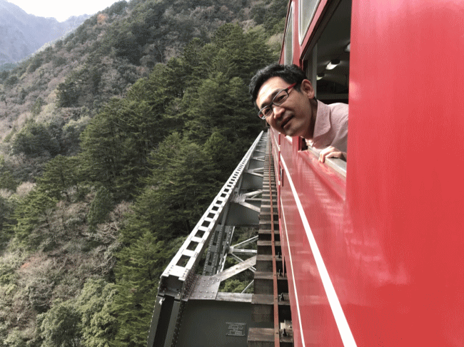 関の沢橋梁を渡る大井川鉄道のトロッコ列車