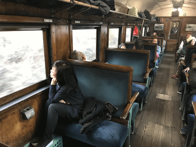 大井川鉄道のSLの車内