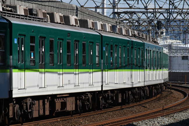 大和田駅に停車中の5000系の側面ドア