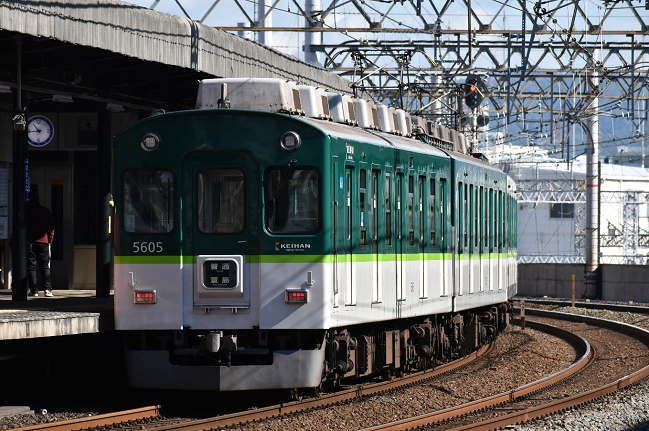 発車した5000系を後追いで撮影