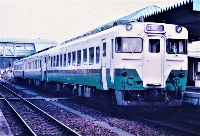 気仙沼駅に停車中の快速「南三陸４号」