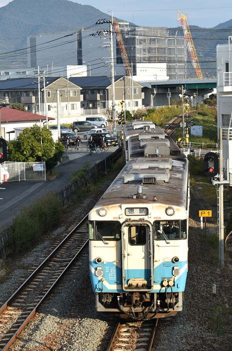 勝瑞駅に鳴門発徳島行955D列車・キハ40+キハ47+キハ40の3連