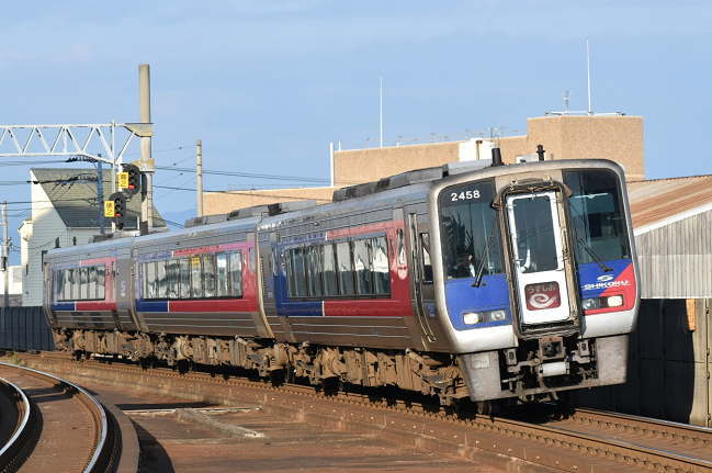 佐古駅の高松側ホーム端にて撮影・特急うずしお