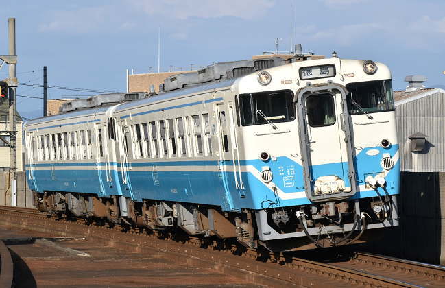 JR四国カラーのキハ40（佐古駅）