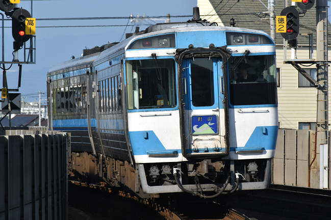 キハ185系の特急剣山が佐古駅を通過