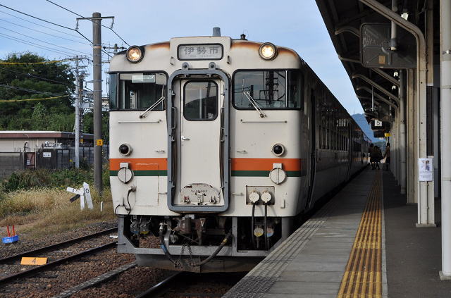 キハ40、亀山駅にて