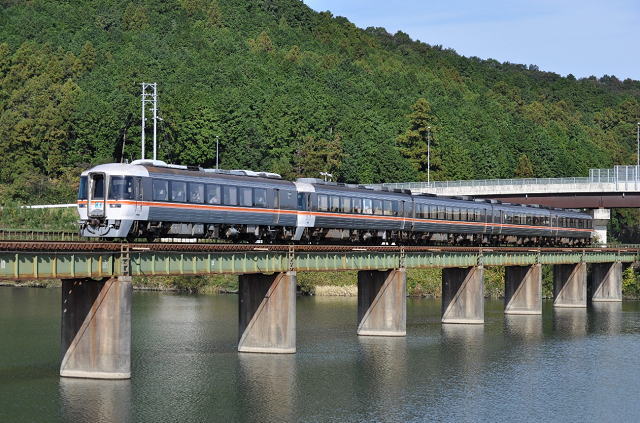紀勢本線の撮影地、櫛田川の鉄橋より特急南紀