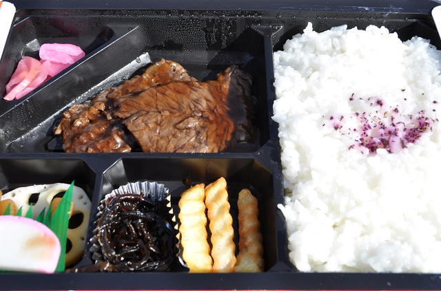 松坂駅弁、元祖特選牛肉弁当の中身