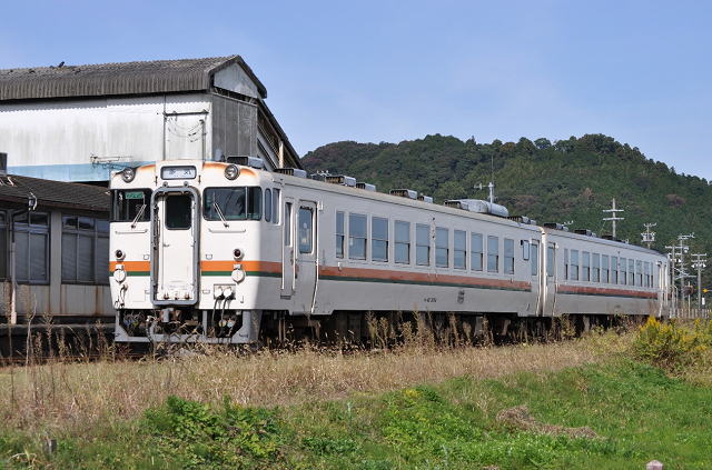 多気駅東側の農道からキハ40留置車両を撮影