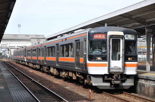 伊勢市駅にて快速みえ