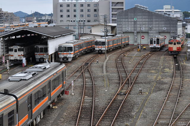 伊勢市駅隣接の運転区留置線、奥に見えるのはトレインビューホテルの伊勢シティホテル