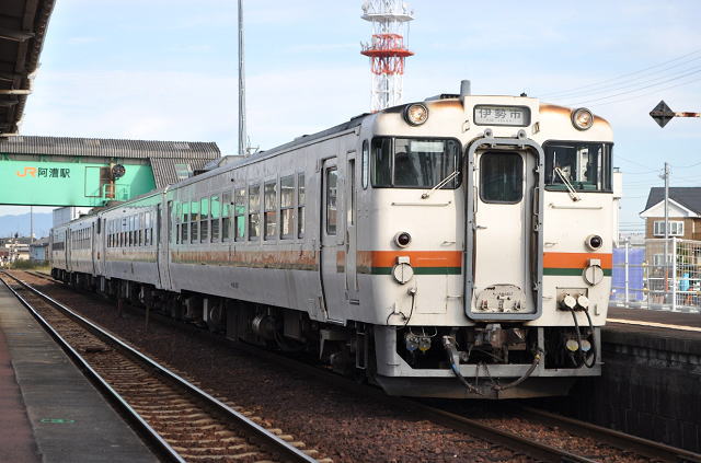 阿漕駅停車中のキハ40の4両編成