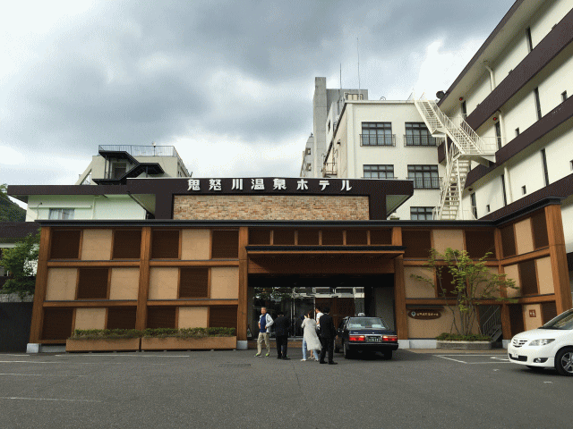 鬼怒川温泉ホテルの玄関