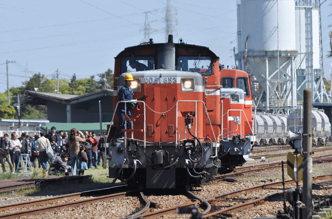 DD51国鉄色を利用した構内入れ替え作業