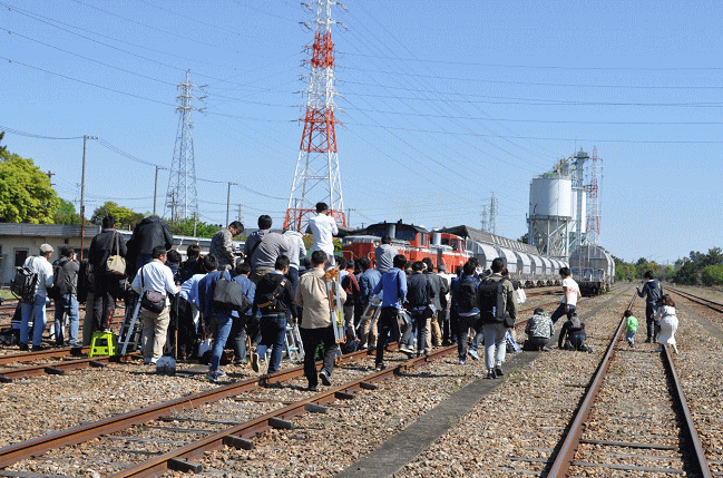 DD51国鉄色の撮影会に群がる撮り鉄