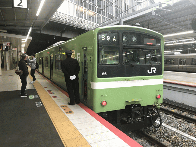おおさか東線の201系電車(新大阪駅)