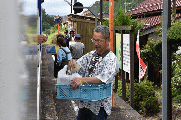 亀嵩駅で駅蕎麦を立ち売り