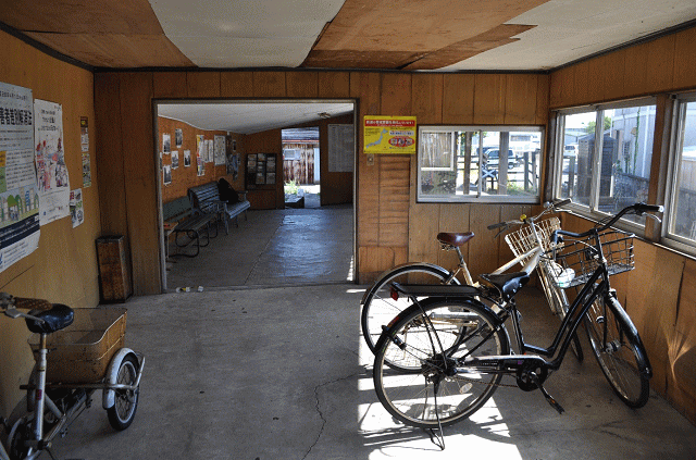 西御坊駅の駅舎内