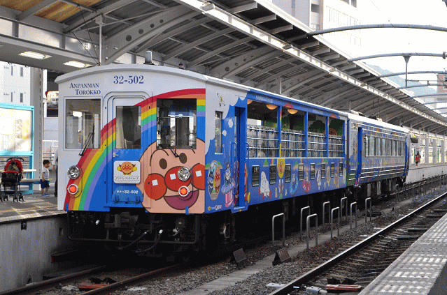 アンパンマントロッコ列車、高松駅にて