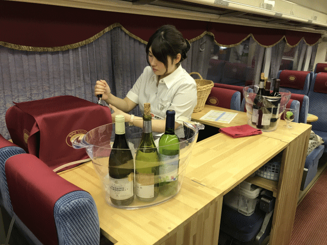 北信濃ワインバレー列車「のんびり号」のバーカウンター