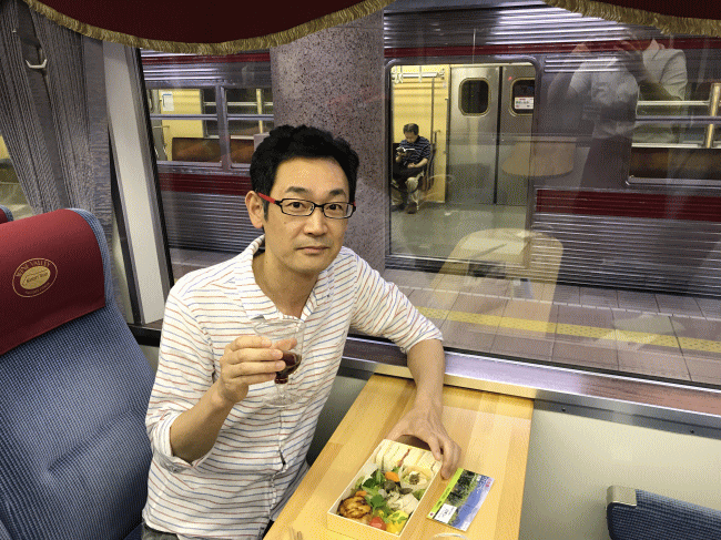 北信濃ワインバレー列車「のんびり号」の車内にて