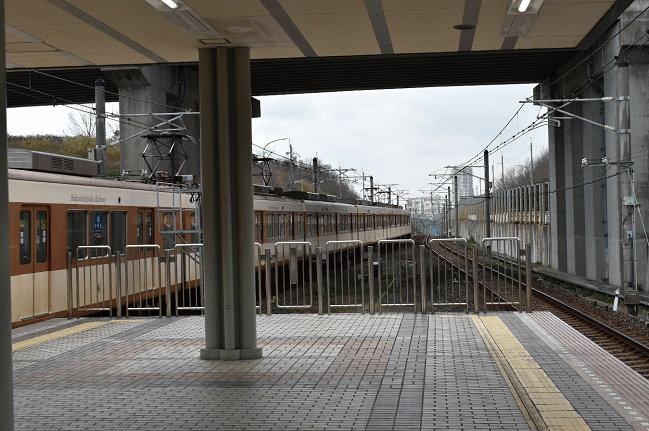 西神南駅のホーム