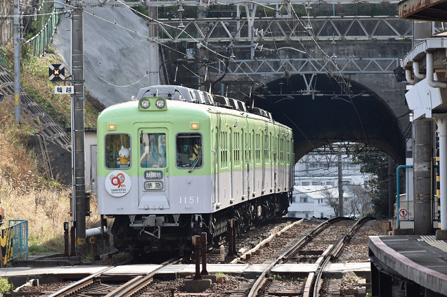 鵯越駅を通過したメモリアルトレインを後追いで撮影