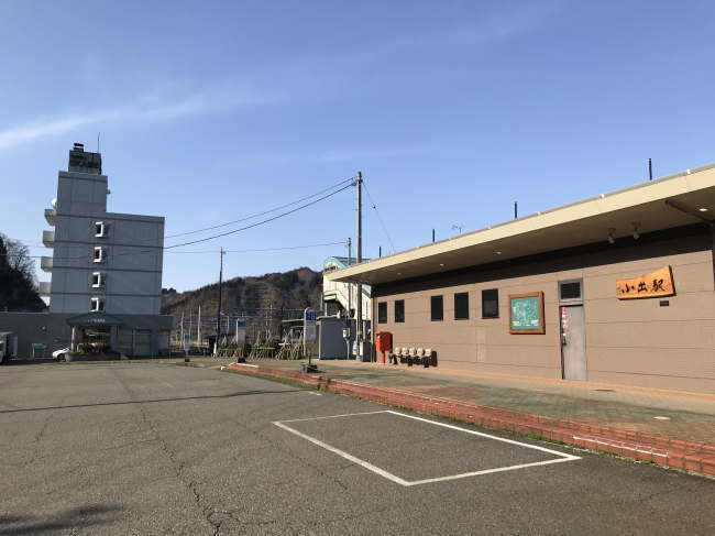 小出駅舎と駅前広場越しの小出ホテルオカベ