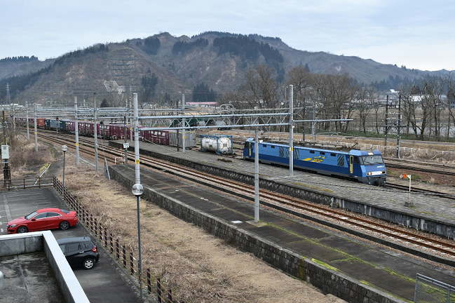 小出ホテルオカベから見た上越線の貨物列車