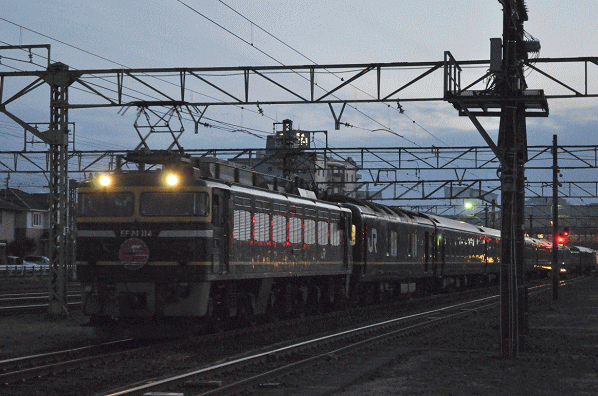 札幌行きトワイライトエクスプレスの直江津駅到着の場面