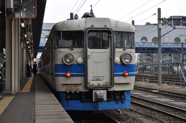 富山方面に行く急行型電車（直江津駅）
