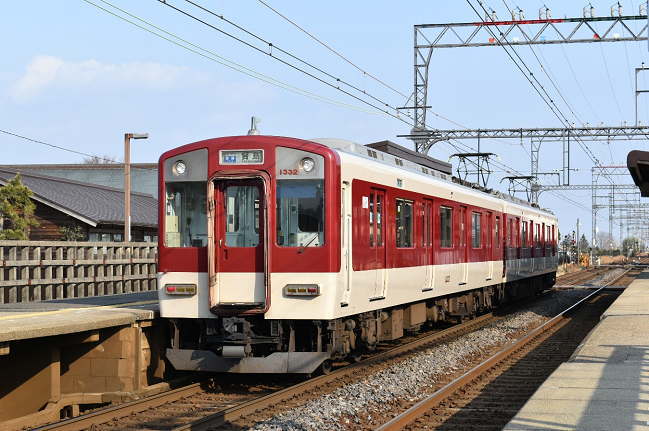 斎宮駅に停車中の賢島行普通列車