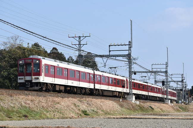 撮影ポイントから100ｍほど歩いた舗装道路から名古屋行急行を撮影