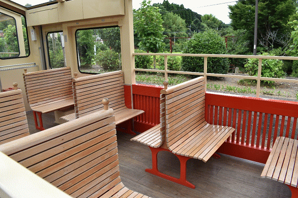 里山トロッコ列車の窓のない展望車