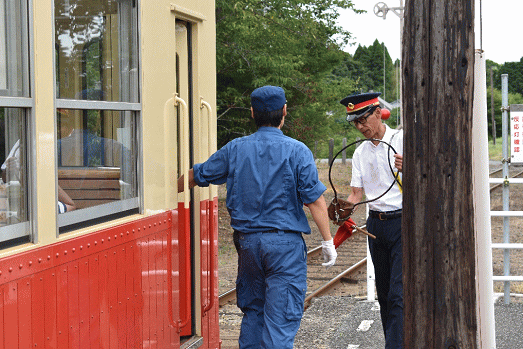 小湊鉄道の里見駅でのタブレット交換