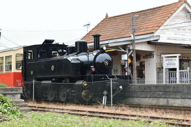 里山トロッコ列車が養老渓谷駅に到着