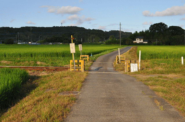 上総鶴舞駅手前の柳町踏切