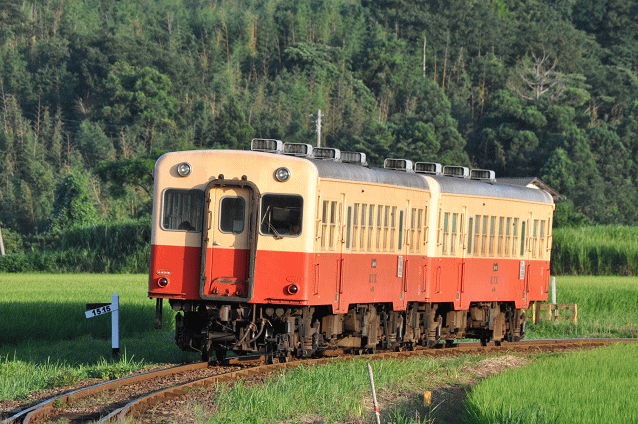上総鶴舞駅に到着するキハ200形