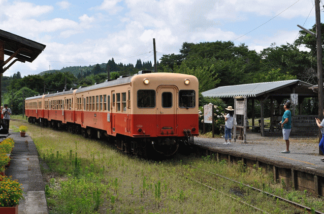 上総中野駅に停車中の小湊鉄道のキハ200形