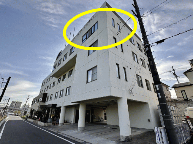 私が宿泊したビジネスホテルこさなぎの客室の外側写真