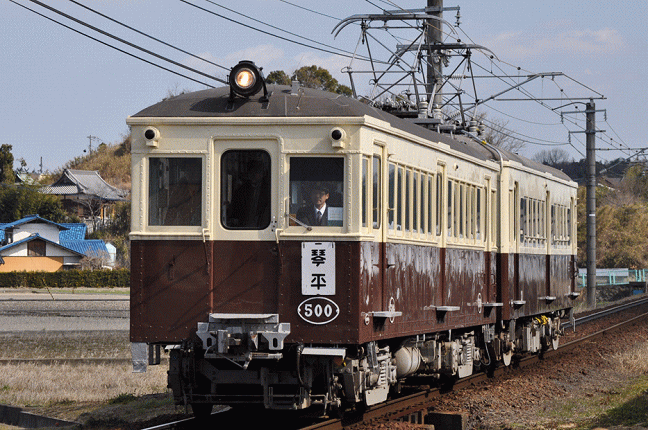 羽床駅横の踏切付近から撮影した琴電レトロ電車